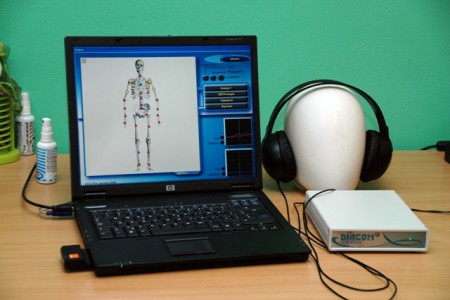 Takto vyzerá prístroj a slúchadlá, pomocou ktorých vyšetrujeme